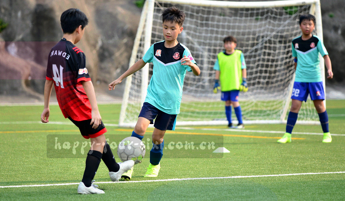 三条横向色带与时钟刻度组合的抽象信息图，表现邮件、电话与信件三条联系通道各自的处理节奏
